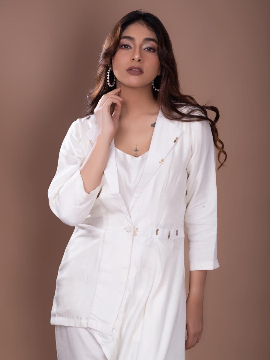 The Elegance of Dola Silk: A Detailed Exploration